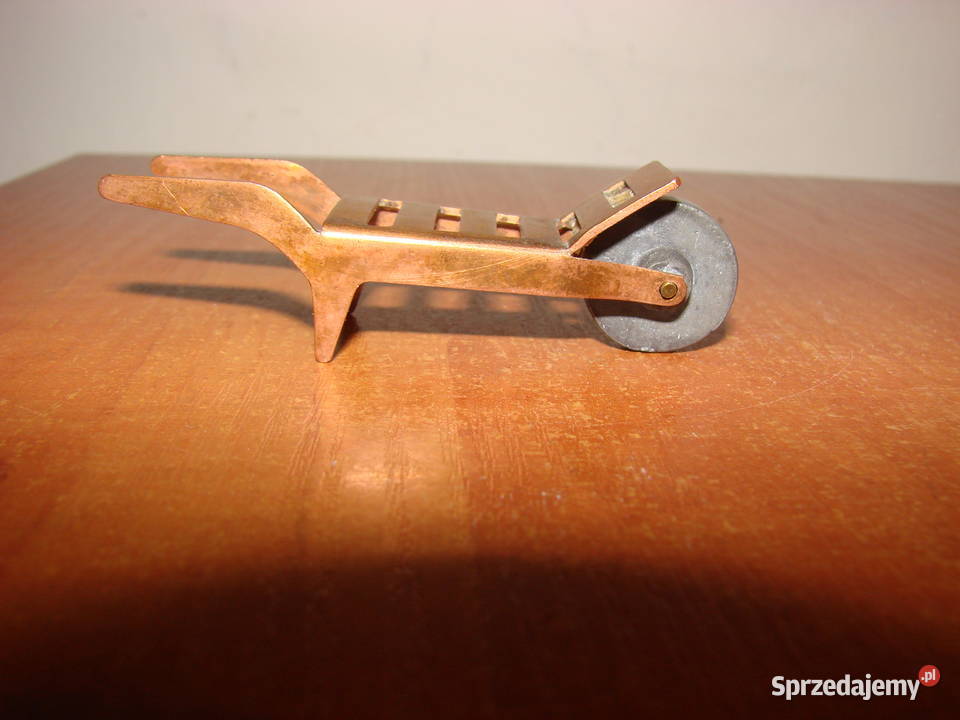 miniaturowa miedziana taczka