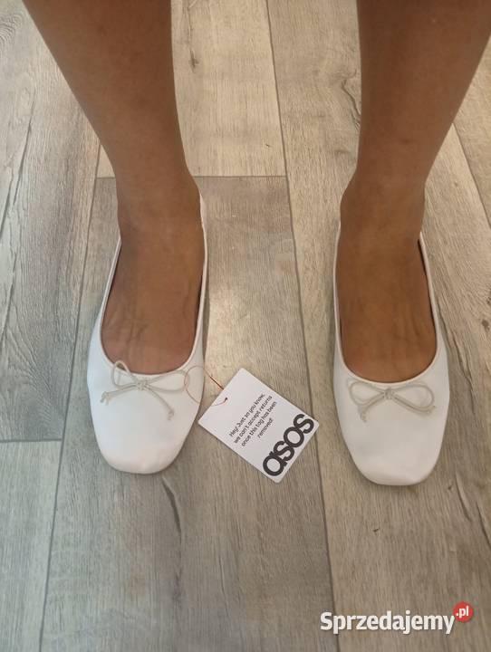 40 ASOS DesignBiałe baleriny z Londynu na Kraków