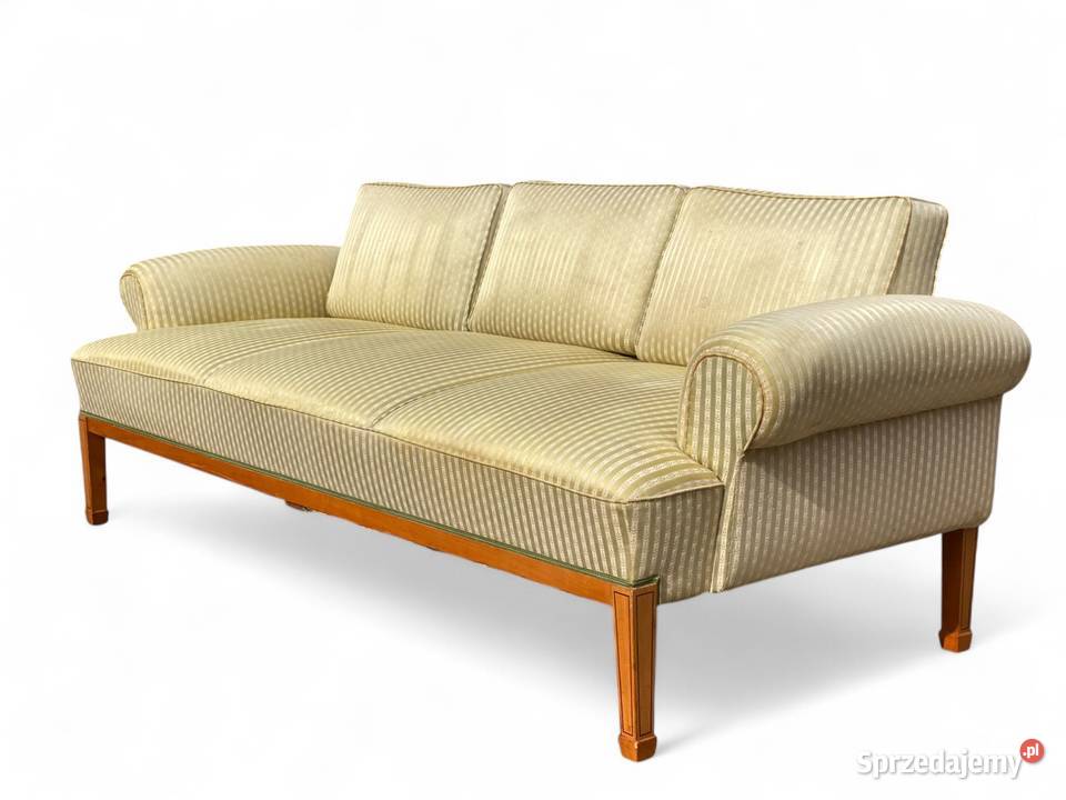 Jasna sofa trzyosobowa vintage na zwężanych Gryfice