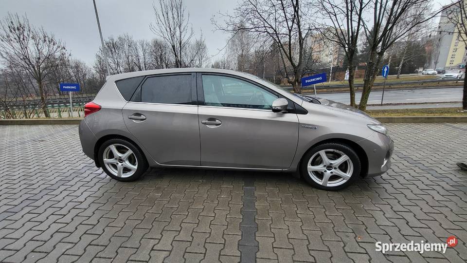 Toyota Auris Hybrid 2013 Motoryzacja