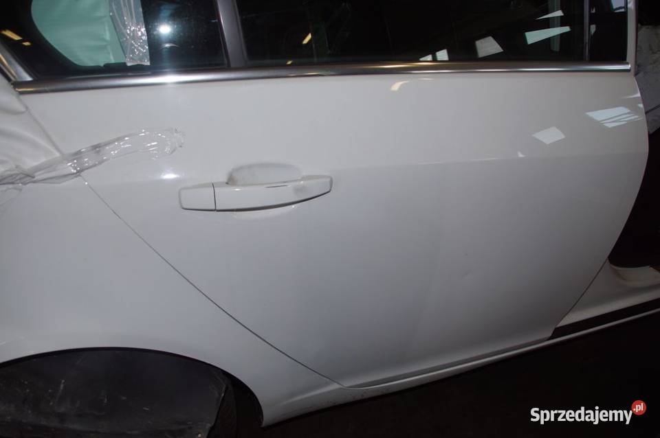 NSIGNIA A DRZWI PRAWE TYŁ HATCHBACK Z40R 2011 osobowe Lipno