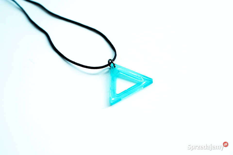 Błękitny trójkątny wisiorek z żywicy epoksydowej Warszawa