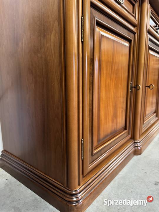 Drewniana komoda na cokole z trzema szufladami i