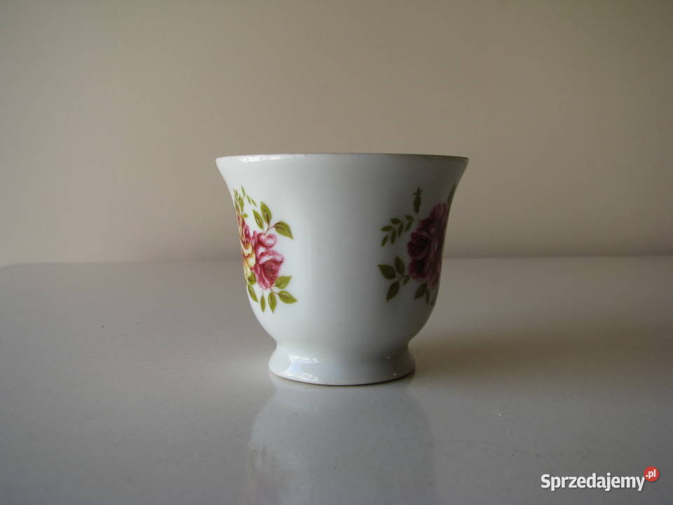 Stara piękna porcelanowa filiżanka ze złoceniami Brzegi