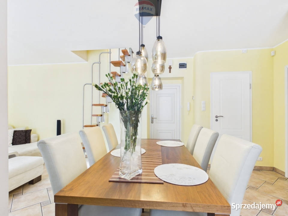 Przestronne dwupoziomowe mieszkanie Centrum Nieruchomości Gdynia