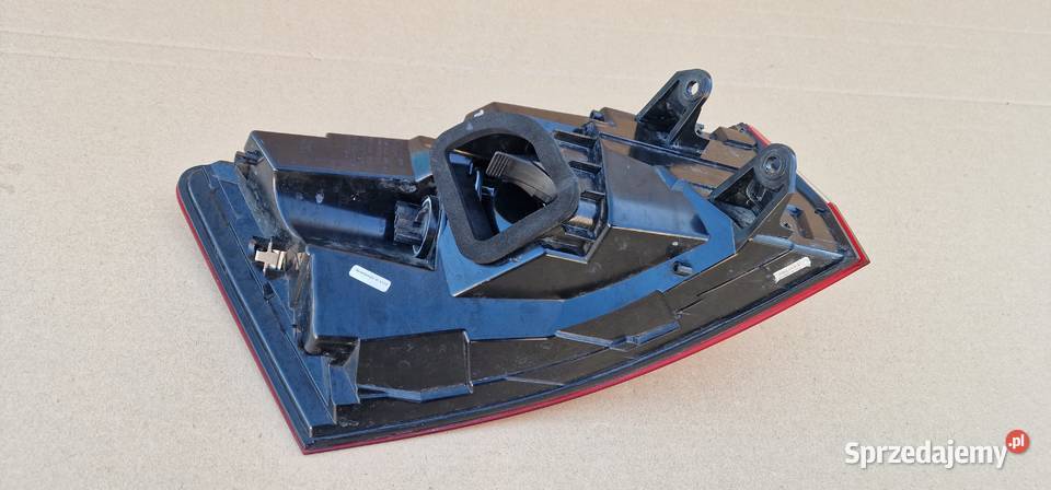 SKODA SUPERB III 3 KOMBI LAMPA TYLNA TYŁ PRAWA Bieleń