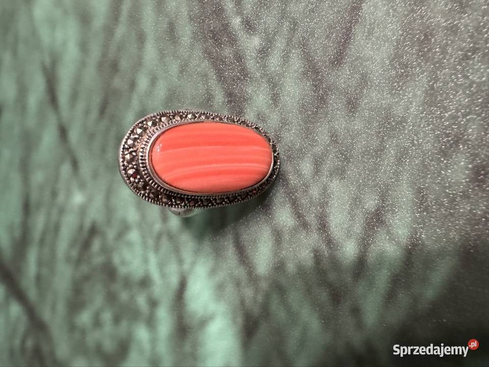 Pierscionek srebrny z koralem spieczonym i Częstochowa