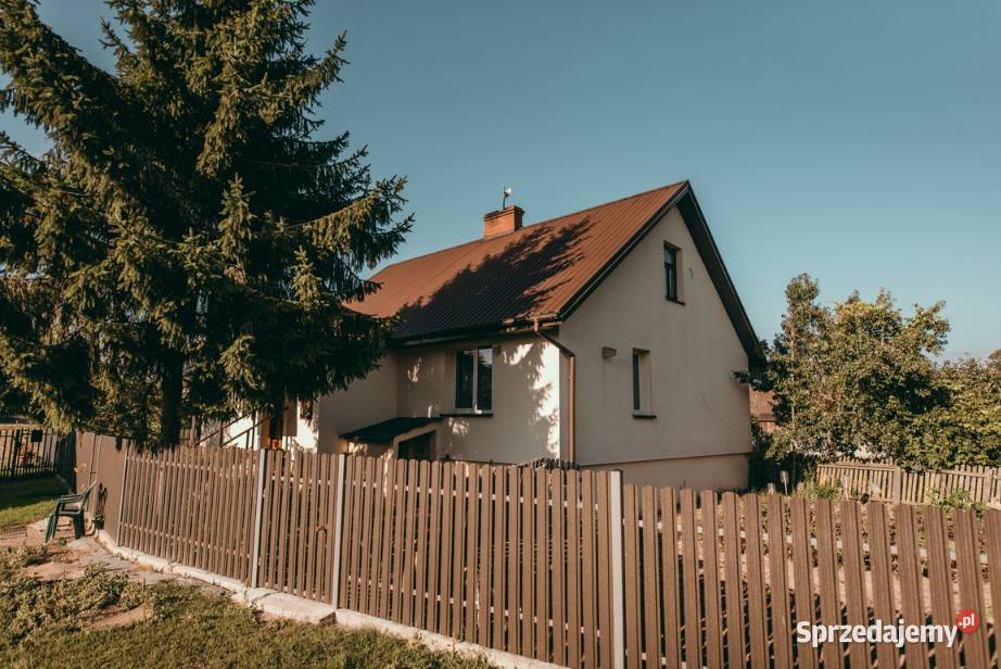 Siedlisko z zadbanym domem i budynkami na pustak Zaorze