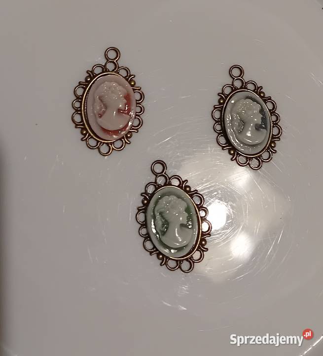 Trzy małe kamee oprawione w misiądz około połowy Koźminek