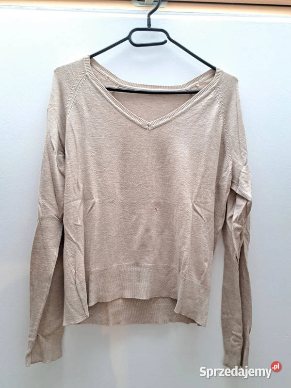 Beżowy sweter Look z dekoltem V rozmiar M Trąbki Wielkie