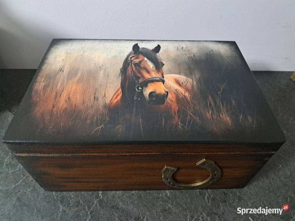 Szkatułka kuferek z koniem drewno podkowa Pozostałe sprzedam