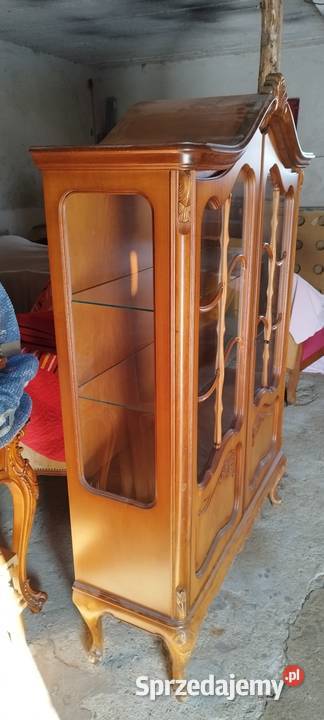 ładna drewniana witryna w stylu ludwikowskim Meble Lubań