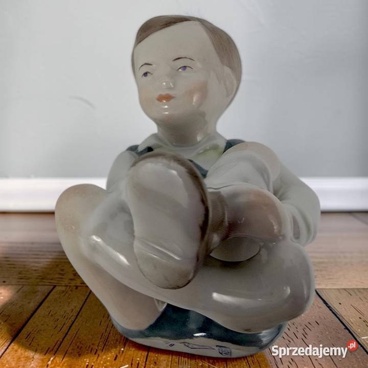 Chłopiec zakłada wiąże buty Lszló Kmves Aqvincum Bronisze sprzedam