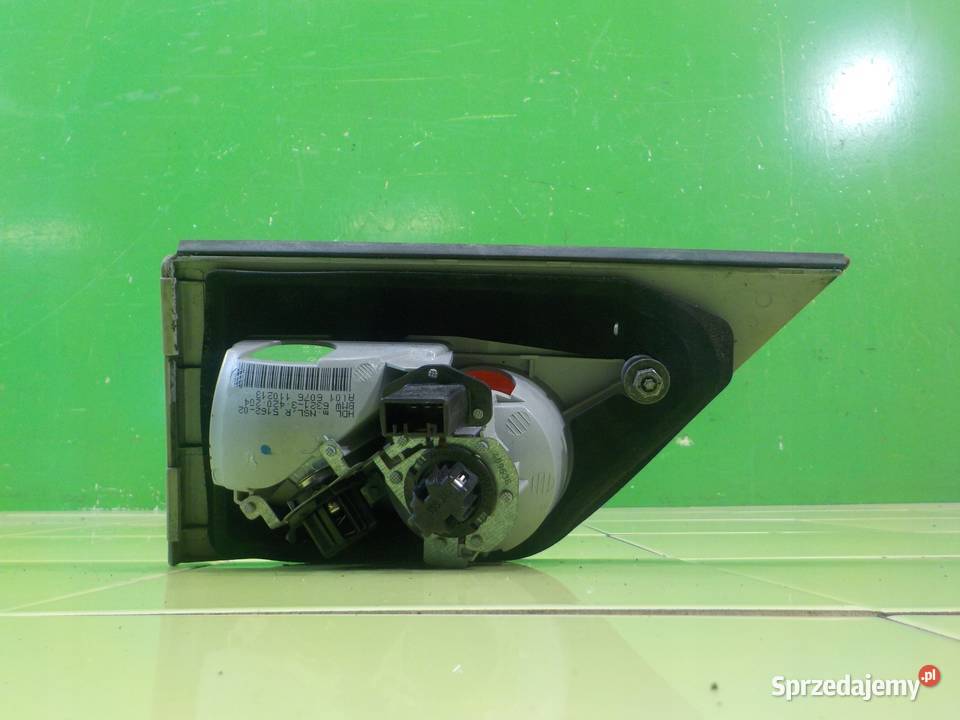 BMW X3 E83 25 B AUT 06r lampa prawa tyl w klape Suków