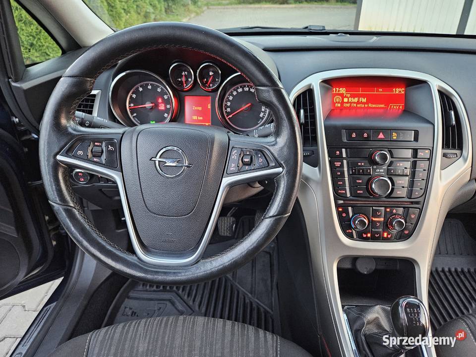 Opel Astra 2011 14T 140 hak dużym serwisie sprzedam