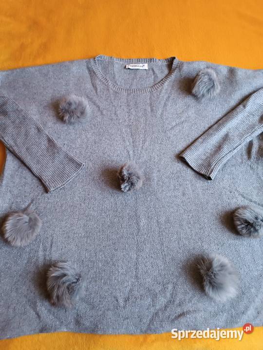 Sweter szary z ozdobnymi pomponami z futerka