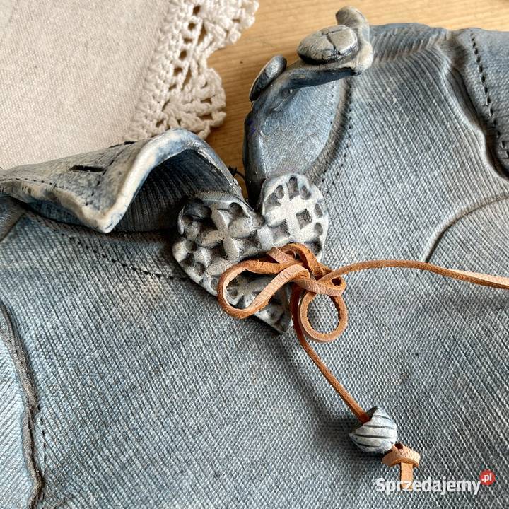 Ceramiczna zawieszka w kształcie koszuli