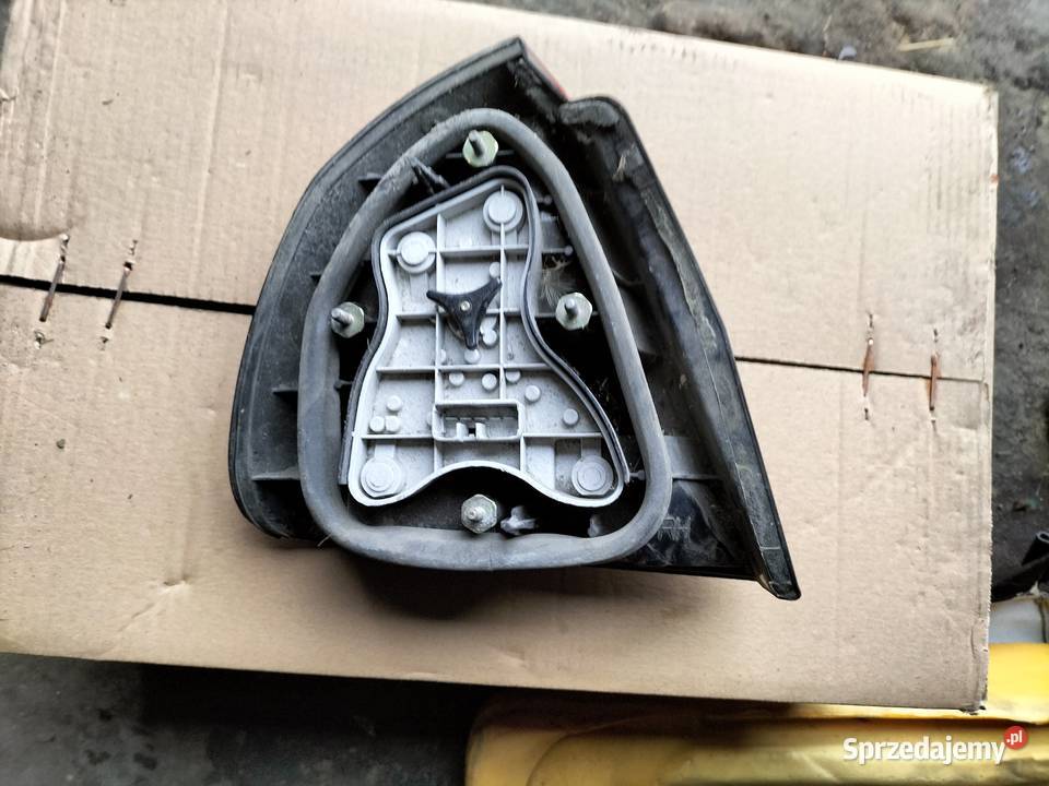 LAMPA TYŁ TYLNA PRAWA MITSUBISHI CARISMA