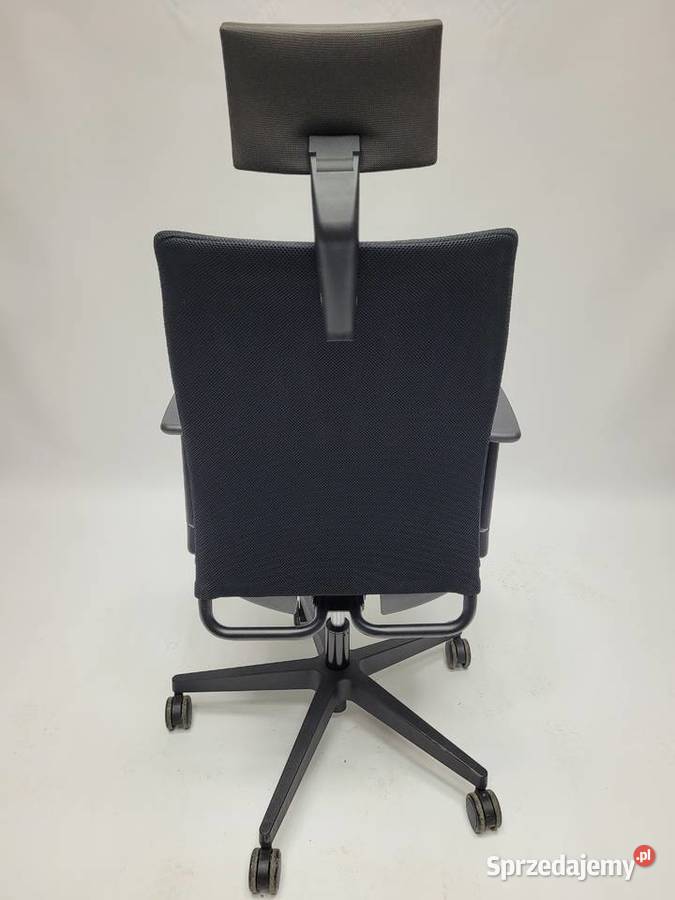 Fotel biurowy Nowy Styl Intrata z zagłówkiem wielkopolskie