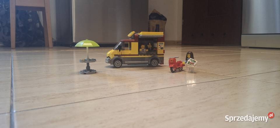 Foodtruck z pizzą Lego