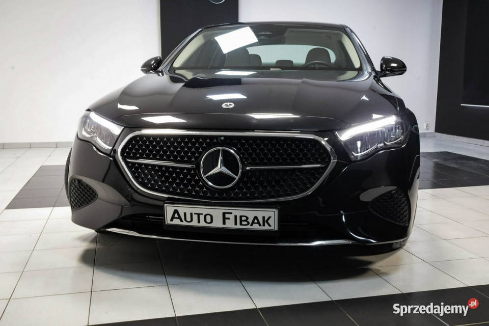Mercedes E 200 4MaticSalon PolskaPakiet asystent pasa ruchu