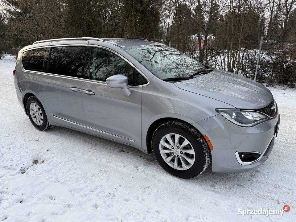 Chrysler Pacifica 2018 r 36 bogate wyposażenie komputer pokładowy Chełm