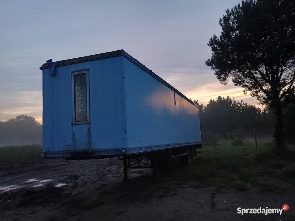 Naczepa izoterma z regałami Czersk