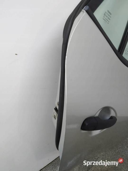 DRZWI PRAWE TYŁ SREBRNE Toyota Auris I 20062012
