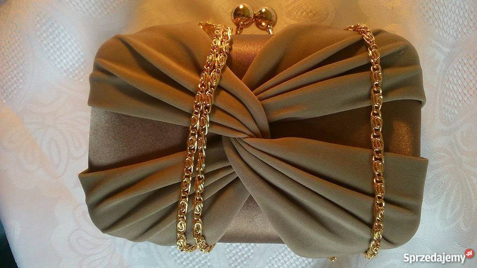 Puzderko beżowe ze złotym łańcuszkiem