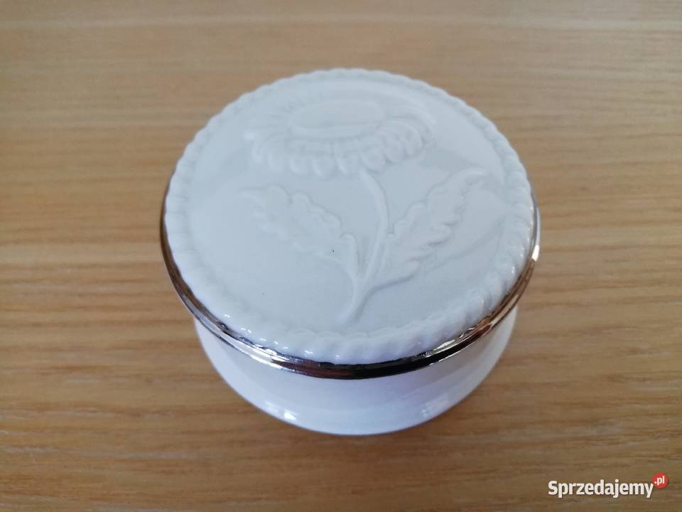 Piękne porcelanowe puzderko z reliefowym kwiatem lubelskie Lublin sprzedam