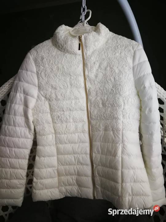 Biała pikowana kurtka z koronką Kurtki i płaszcze