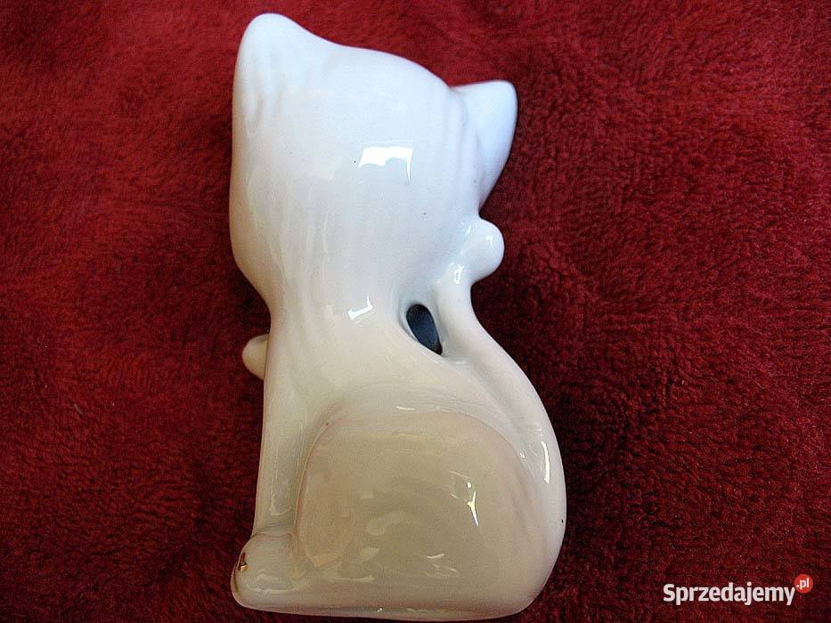 Kot koteczka z niebieską kokardą porcelana 8 x 5