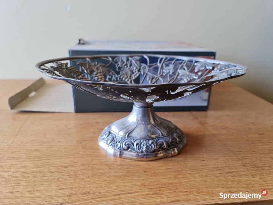 Paterakoszyk na nodze zdobiony kwiatem winogrona