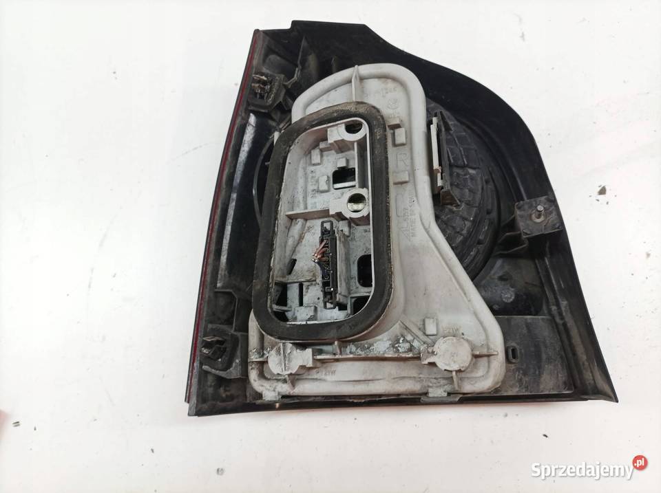 LAMPA TYŁ PRAWA LIFT FL 9N USZKODZONA VW Rok produkcji 2007 Lampy tylne