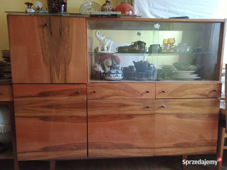 kredens pokojowy z lat 50tych XX wieku