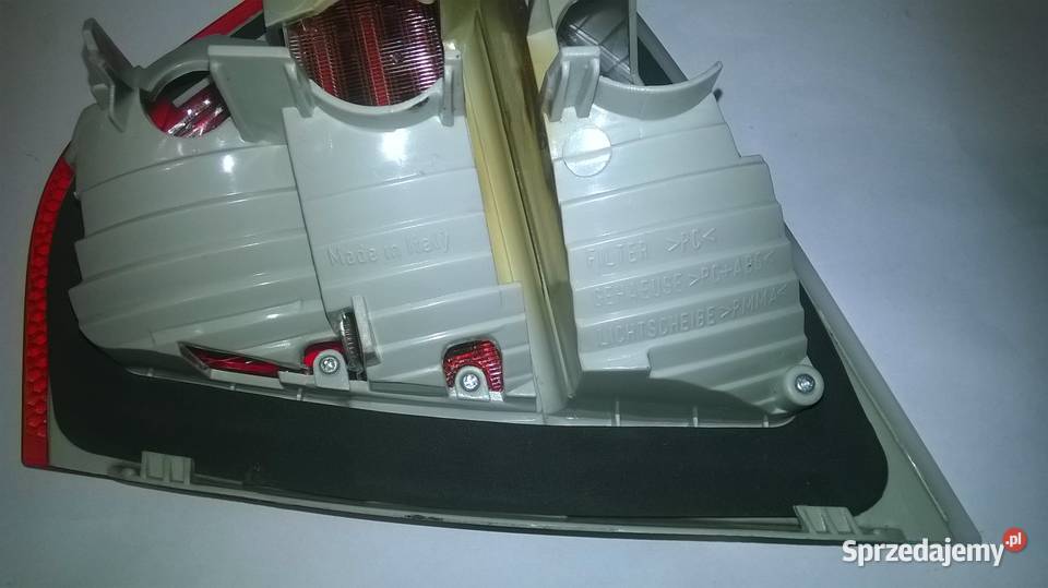 Lampa pokrywy bagażnika lewa BMW E90 przedlift Poręba