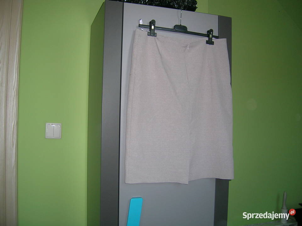 Spódnica beżowa z 2 guzikami Czarna sprzedam