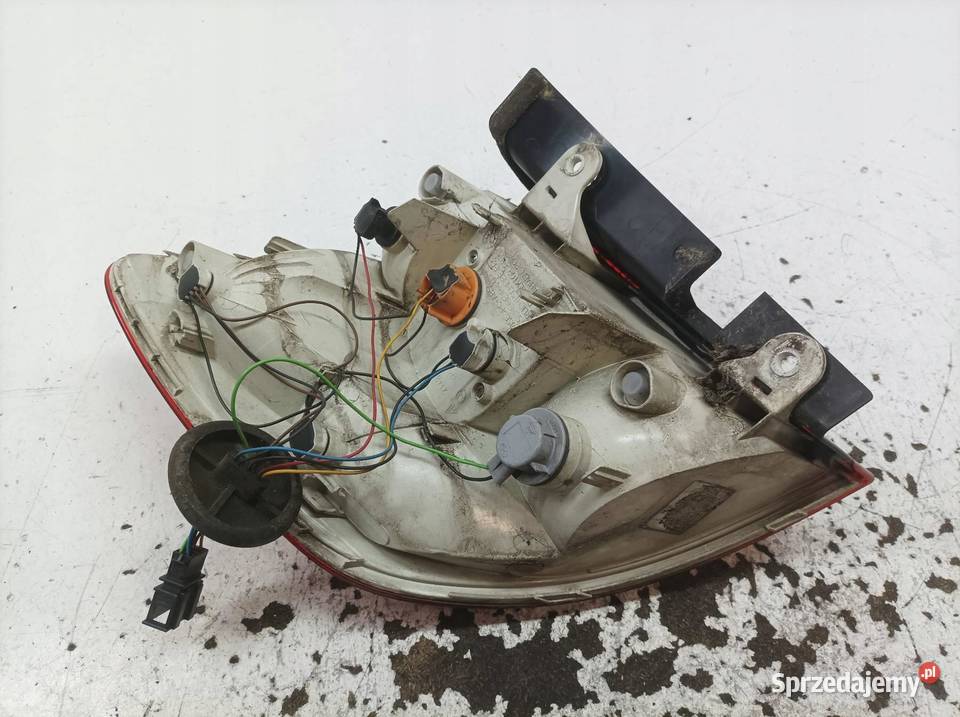 LAMPA TYŁ PRAWA KOMBI EU 3T9945096 Skoda Superb