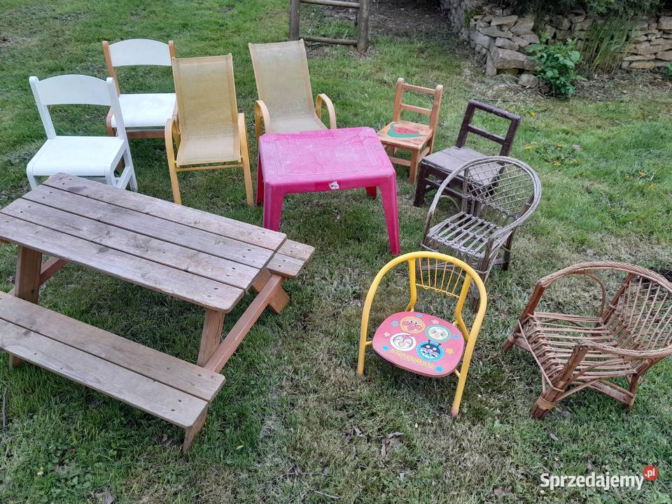 Zestaw różnych starych krzesełek stolik ławka dziecięce używane krzesło