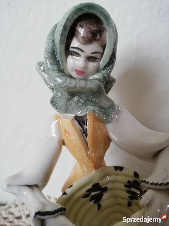 Figurka porcelanowa Kobieta w chuście z koszem Gorlice