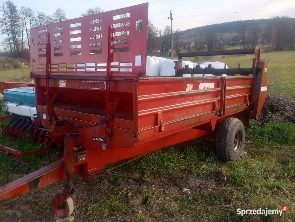 Rozrzutnik obornika 4T Rozrzutniki obornika Huta Nowa