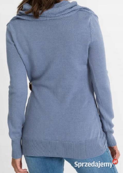 Sweter niebieski z ozdobną klamrą z boku marki Wieleń