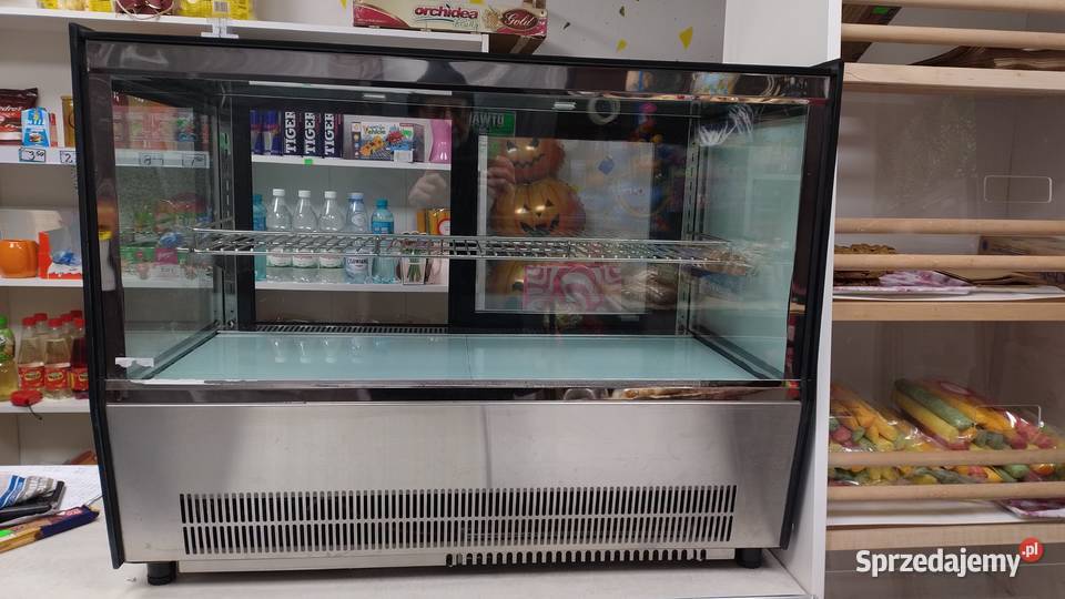 Witryna chłodnicza cukiernicza i regał na