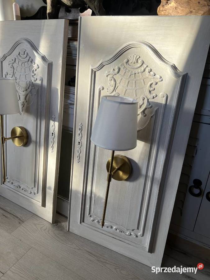 Panel stare drewniane drzwi z lampą