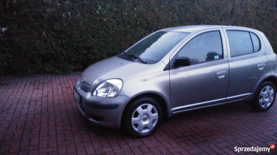 Sprzedam Toyote Yaris z małym przebiegiem kupiony w polskim salonie