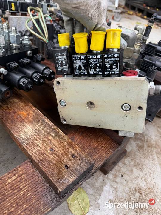Trzysekcyjny rozdzielacz hydrauliczny LINDE Antonie