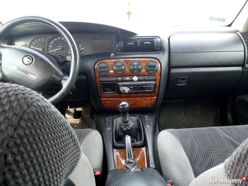 Opel Omega B Sedan 20 i 16V 136 Kielce