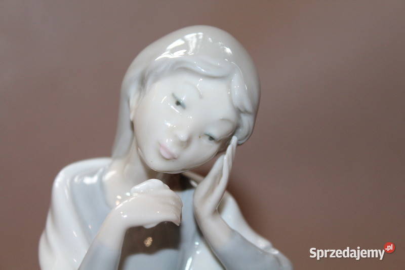 Figurka Nao siedząca dziewczynka z koszem 133