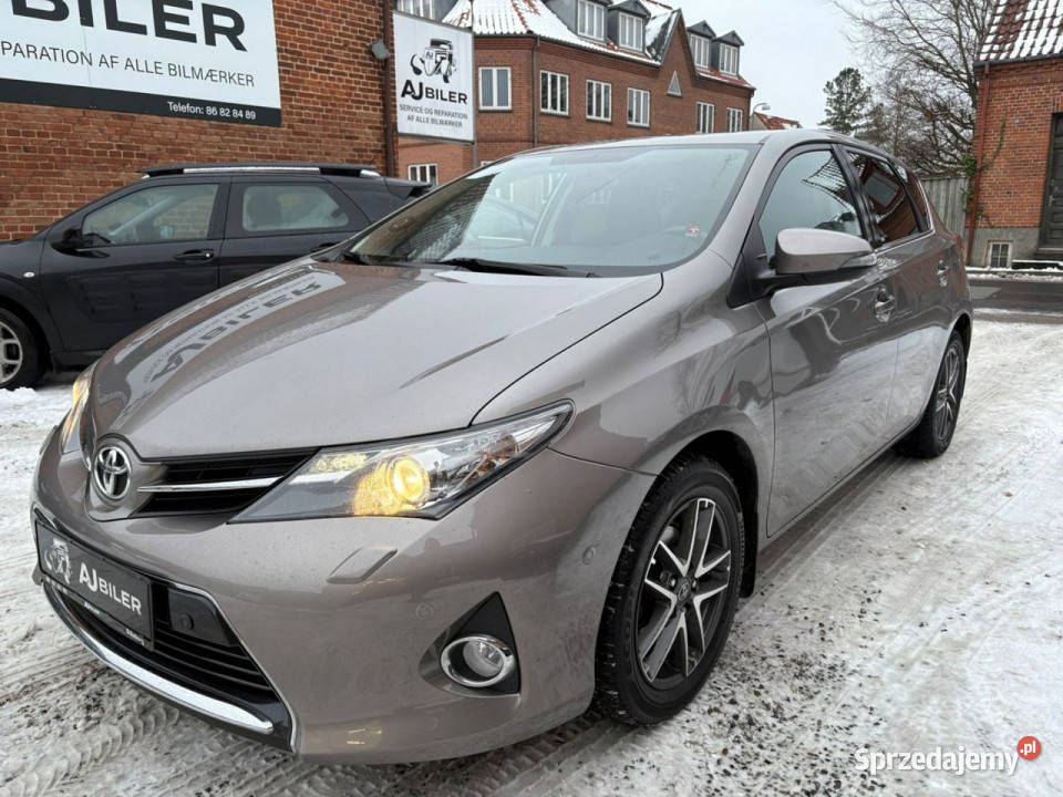 Toyota Auris II 2012 Sadlno