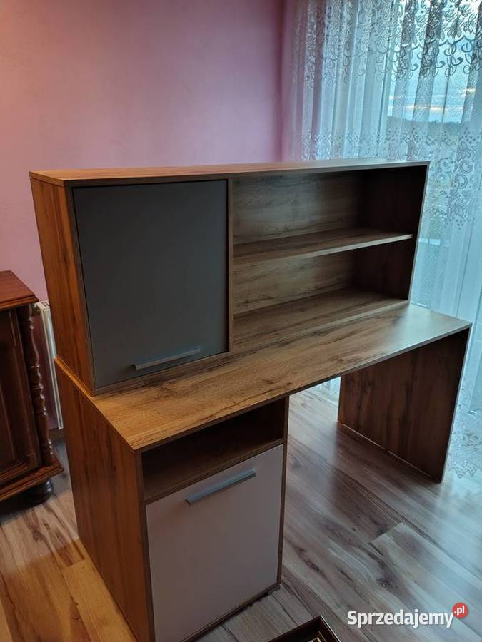 Biuro z półką wiszącą